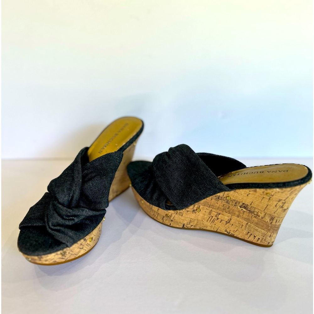 Dana Buchman Women’s 7M Garrett Blue corked wedge. Preloved.